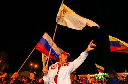 Người dân Crimea ăn mừng sau khi bán đảo này chính thức sáp nhập vào Nga - Ảnh: Reuters