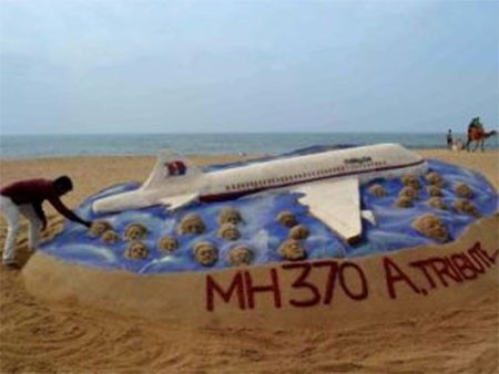 Nghệ nhân cát Ấn Độ Sudarsan Pattnaik hoàn tất một tác phẩm điêu khắc trên cát nhằm tưởng niệm những người trên máy bay Malaysia mất tích.