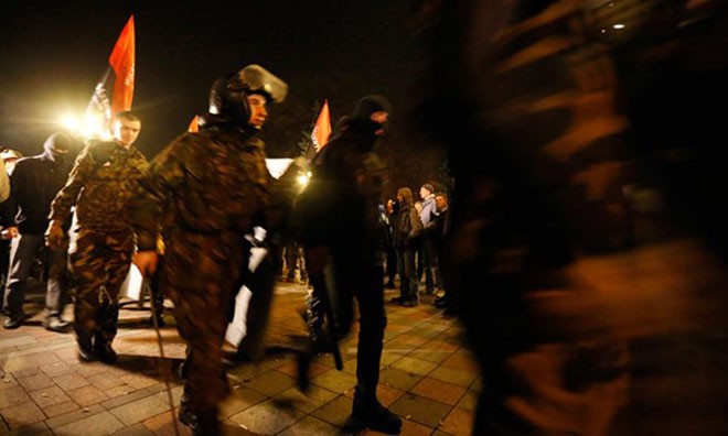 Cảnh sát hoạt động vất vả để ngăn chặn người biểu tình bao vây tòa nhà Quốc hội Ukraine.