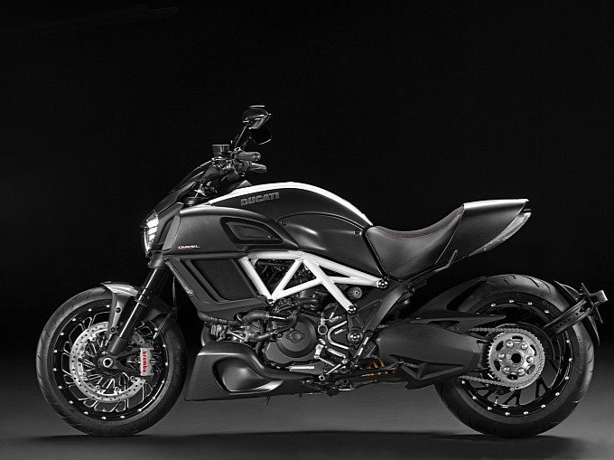 Kinh ngạc với 'quái thú' Ducati Diavel 2015 