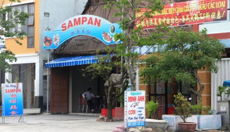 Tình trạng nhà hàng van biển sử dụng bảng hiệu tiếng Trung Quốc tràn lan khiến dư luận lo ngại hình thành "phố Trung Quốc" tại Đà Nẵng 