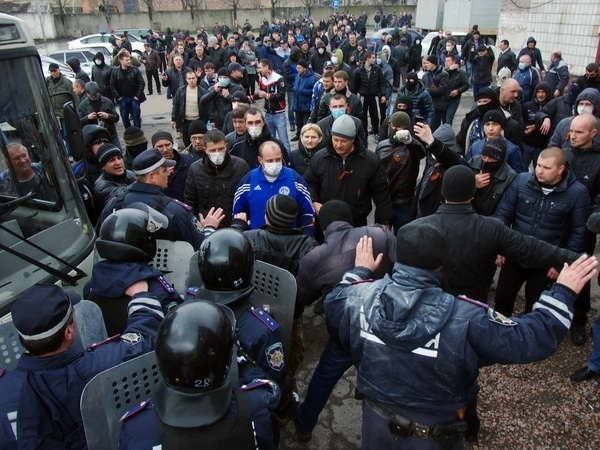 Cảnh sát Ukraine ngăn người biểu tình chiếm giữ trụ sở cơ quan cảnh sát ở thành phố Horlivka.