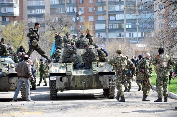 Xe bọc thép của một nhóm vũ trang chưa rõ thuộc lực lượng nào trấn giữ bên ngoài một tòa nhà chính quyền ở thành phố Slavyansk ngày 16/4.