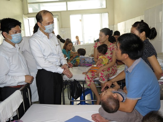 Thứ trưởng Lê Quang Cường thăm hỏi phụ huynh các bệnh nhi bị sởi.