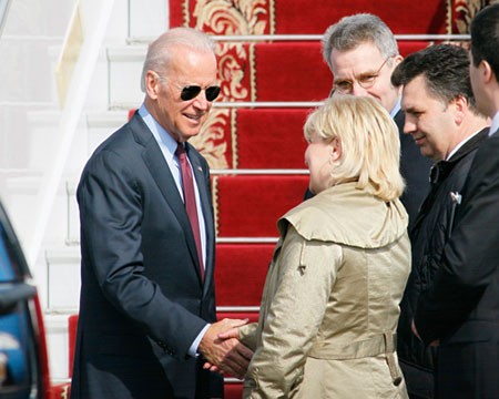 Phó tổng thống Mỹ Joe Biden bắt tay giới chức Ukraine tại sân bay Boryspil ở ngoại ô Kiev hôm 21/04. Ảnh: Reuters.