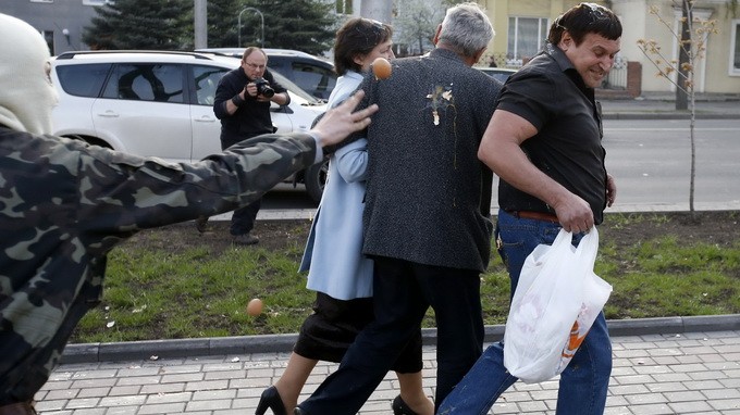 Một người biểu tình ly khai ném trứng vào người Ukraine ở Donetsk - Ảnh: Reuters