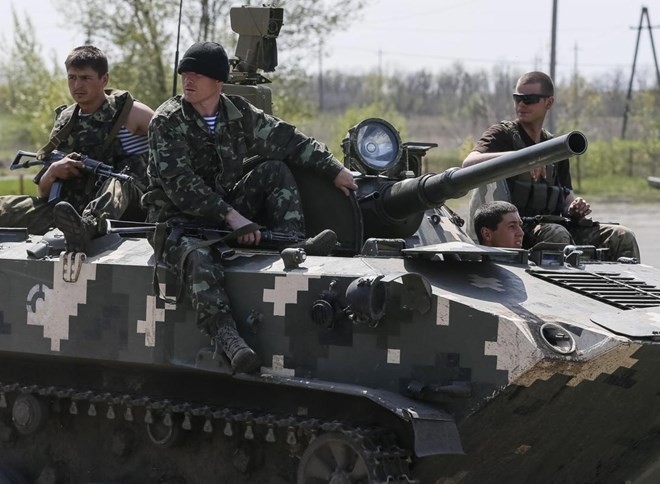 Binh sĩ Ukraine gần Slavyansko hôm 27/4 (Nguồn: Reuters)