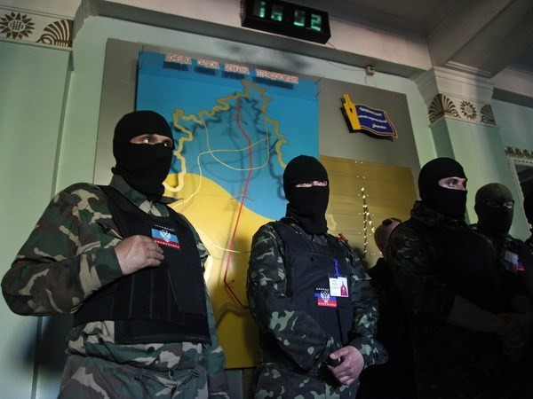 Lực lượng biểu tình có vũ trang gác bên ngoài đài truyền hình địa phương thành phố Donetsk ngày 27/4.