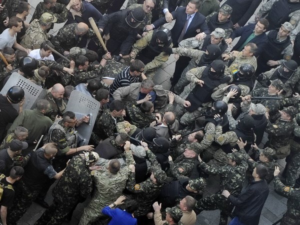 Xung đột giữa lực lượng tự vệ và cảnh sát đặc nhiệm Ukraine ở Kiev ngày 30/4.