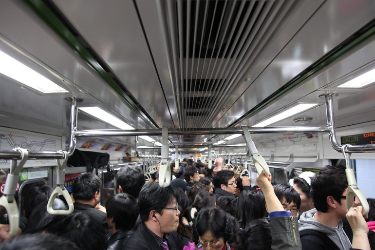 Cảnh đông đúc trên tàu điện ngầm tại Seoul