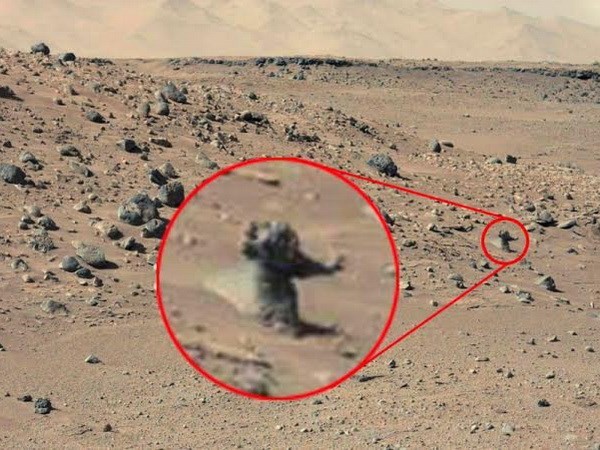 "Hình người" trên bề mặt sao Hỏa được tàu Curiosity gửi về Trái Đất. (Nguồn: NASA)