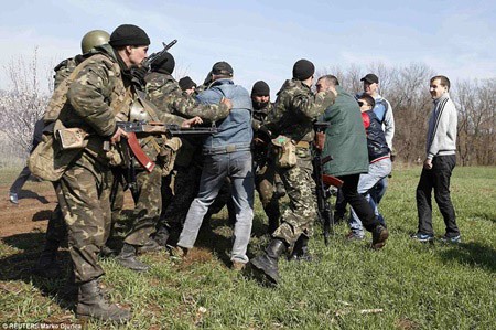 Quân đội Ukraine đụng độ với người ủng hộ liên bang hóa tại thành phố Kramatorsk ngày 16.4. Ảnh: Daily Mail.