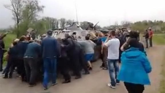 Người dân Slavyansk chặn đường xe thiết giáp của quân chính phủ