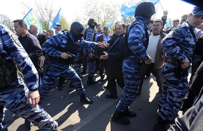 Đặc nhiệm Nga giải tán một vụ tụ tập của người Tatar ở Crimea ngày 3.5 (Nguồn: Reuters)