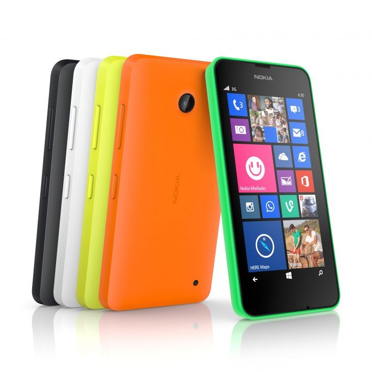 Ngoài hai màu trắng, đen, vỏ Lumia 630 còn được thiết kế độc đáo với 3 lớp màu: cam, xanh và vàng rực rỡ. 