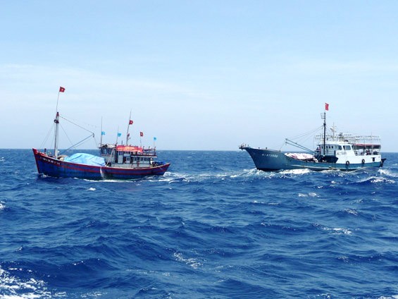 Tàu sắt Trung Quốc ngang ngược uy hiếp tàu cá Việt nam trên vùng biển Hoàng Sa. Ảnh; Dân Việt.