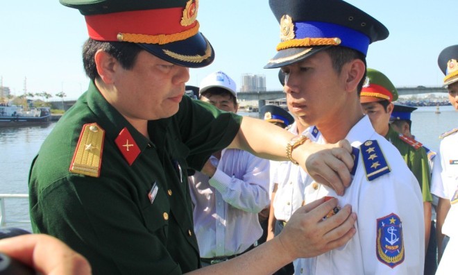 Thiếu tá Hạnh trao Huy hiệu “Tuổi trẻ dũng cảm” cho Thuyền trưởng Thành