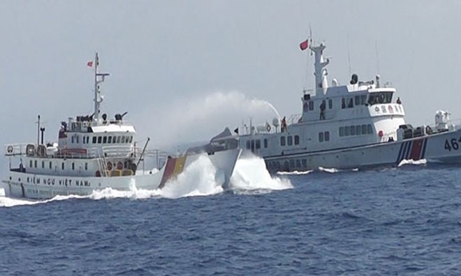 Tàu hải cảnh của Trung Quốc áp sát và phun vòi rồng vào tàu Kiểm ngư Việt Nam.