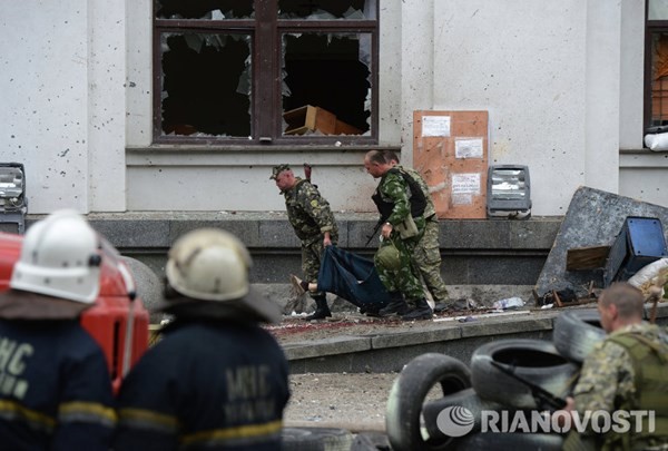 Lực lượng tự vệ “Cộng hòa Nhân dân Lugansk” ly khai đưa xác nạn nhân trong vụ không kích ra khỏi hiện trường.