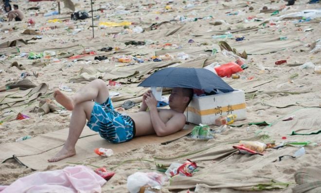 Nghỉ mát trên bãi biển ngập rác tại Trung Quốc