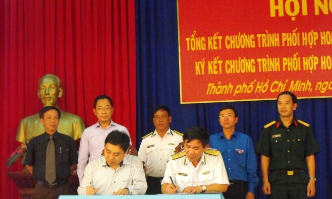 Đồng chí Võ Ngọc Tương và đồng chí Nguyễn Mạnh Dũng ký kết chương trình phối hợp hoạt động.