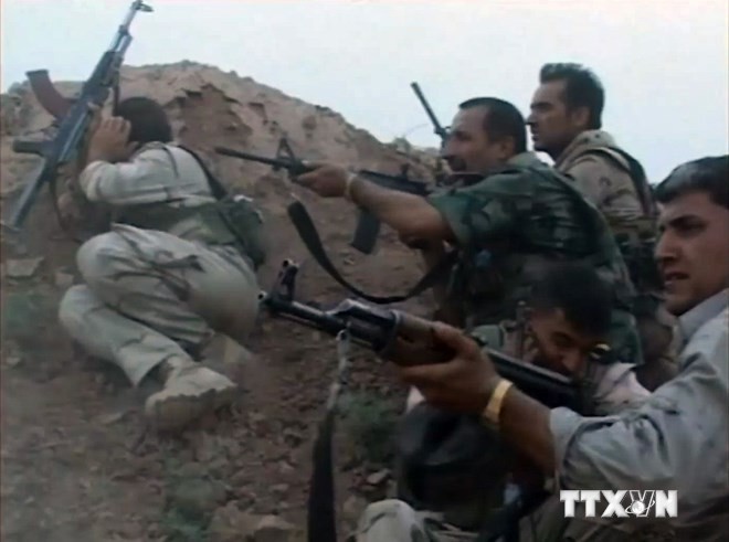 Lực lượng an ninh Iraq giao tranh với phiến quân "Nhà nước Hồi giáo Jihadist và Cận Đông (ISIL) ở Brema, phía tây Kirkuk. (Nguồn: AFP/TTXVN)