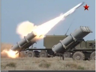 Tên lửa KH-35 được bắn ra từ một bệ phóng tên lửa di động trên mặt đất - Ảnh chụp màn hình Youtube