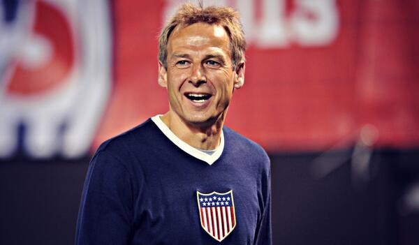 Một số huấn luyện viên mặc suit khi ra sân, còn Klinsmann thì ăn mặc hơi đơn giản (Nguồn: Twitter)