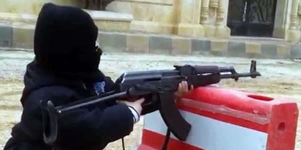 Chiến binh 4 tuổi ở Syria xả súng AK-47