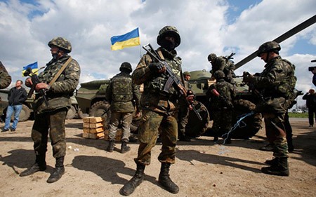 Binh sỹ Ukraine làm nhiệm vụ trấn áp lực lượng ly khai ở miền Đông (Ảnh: AP)