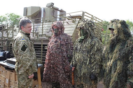 Tổng thống Ukraine trong cuộc trò chuyện với binh sĩ tại Donetsk (Ảnh: AP)