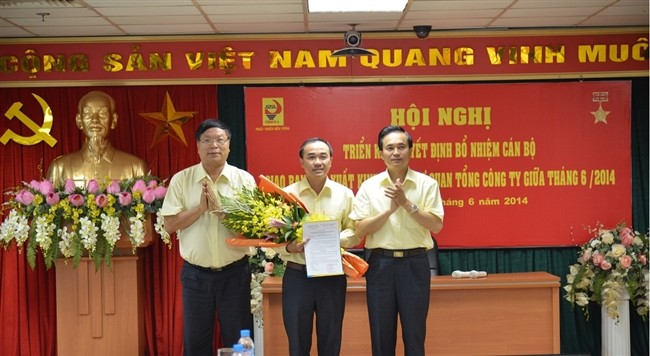 Chủ tịch HĐQT Nguyễn Quang Vinh và Tổng Giám đốc Lê Ngọc Hoa trao quyết định bổ nhiệm cho Phó Tổng Giám đốc Nguyễn Anh Dũng. 