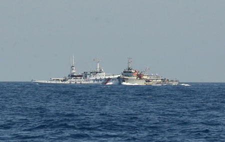 Tàu hải cảnh Trung Quốc ngăn cản hoạt động chấp pháp của kiểm ngư Việt Nam. Ảnh: Trọng Thiết.