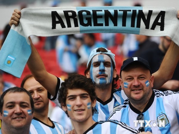 Các cổ động viên Argentina cổ vũ cho đội nhà trong trận gặp Nigieria. (Ảnh: AFP/TTXVN)
