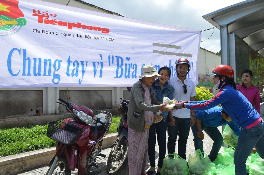 200 suất cơm miễn phí được phát trước cổng bệnh viện Nhi Đồng 1 TPHCM