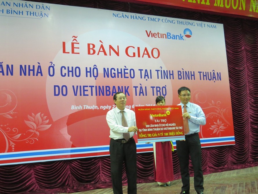 Đại diện VietinBank trao bảng tượng trung 9 tỷ đồng cho lãnh đạo tình Bình Thuận