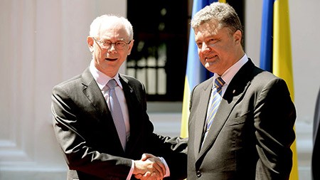 Ông Poroshenko (phải) và ông Van Rompuy, chủ tịch hội đồng châu Âu EC - Ảnh: europa.eu
