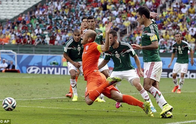 TIN NHANH World Cup sáng 30/6: Robben 'khôn khéo' nhận lỗi đóng kịch