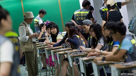 Một người dân Hồng Kông tham gia bỏ phiếu tại cuộc trưng cầu dân ý không chính thức diễn ra vào ngày 29.6 (Ảnh: BBC)