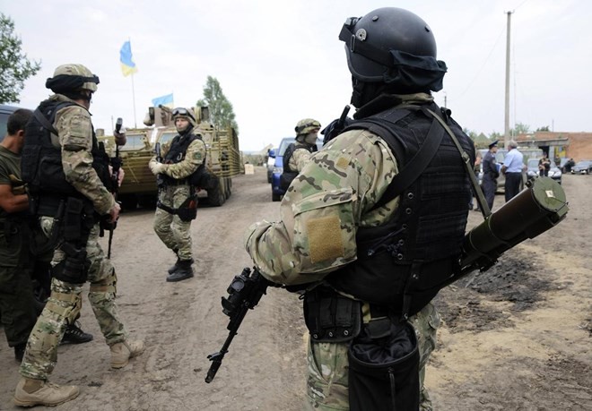 Quân đội Ukraine tham gia chiến dịch ở miền Đông (Nguồn: Reuters)