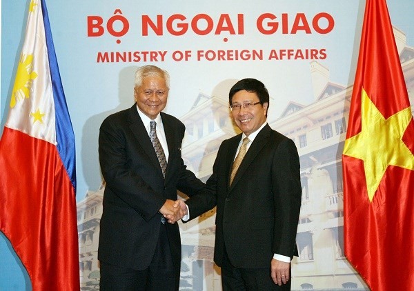 Bộ trưởng Ngoại giao Phạm Bình Minh đón Bộ trưởng Philippines Albert del Rosario.