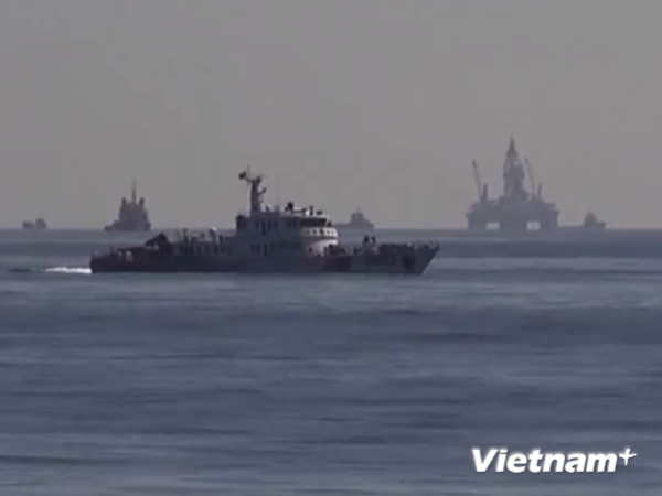 Cận cảnh tàu và giàn khoan Hải Dương-981 của Trung Quốc xâm phạm vùng đặc quyền kinh tế của Việt Nam.