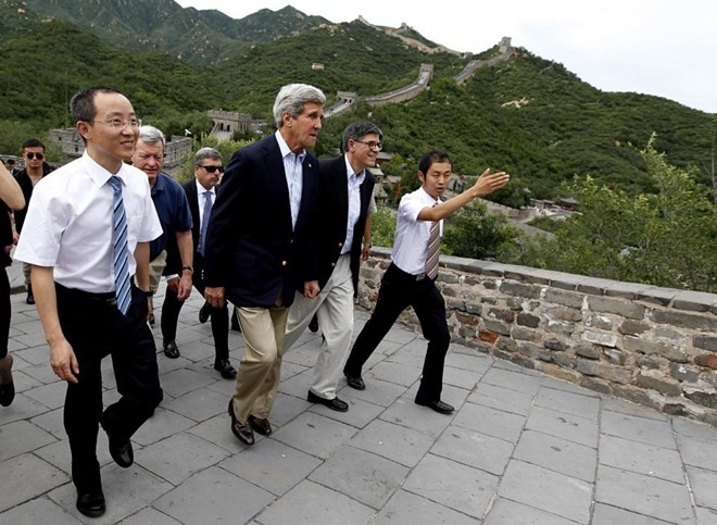 Ngoại trưởng Mỹ John Kerry thăm Vạn Lý Trường Thành hôm 9/7 (Nguồn: AP)