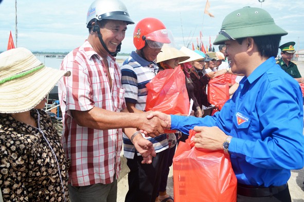 Đồng chí Nguyễn Xuân Hùng, Bí thư tỉnh đoàn Hà Tĩnh tặng quà cho các ngư dân có hoàn cảnh khó khăn.