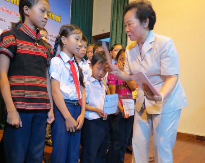 Phó Chủ tịch nước trao học bổng “Cùng em đến trường” cho học sinh nghèo