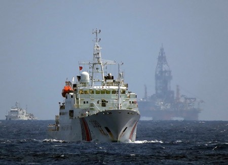 Tàu hải cảnh Trung Quốc tại khu vực hạ đặt trái phép giàn khoan Hải Dương-981 - Ảnh: Độc Lập