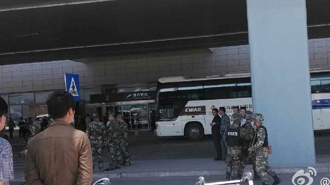 Cảnh sát Trung Quốc đang tuần tra ngay bên ngoài hành lang sân bay Tào Gia Bảo trưa 15-7 Ảnh:cri.gb.cn