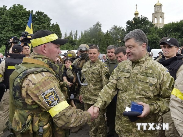 Tổng thống Ukraine Petro Poroshenko thăm một đơn vị quân đội ở Slavyansk, miền Đông Ukraine. Ảnh: AFP/TTXVN