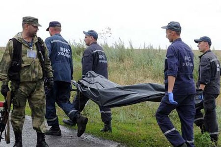 Một tay súng ly khai miền Đông gác tại khu vực máy bay rơi trong khi lực lượng cứu hộ Ukraine tìm kiếm thi thể các nạn nhân, tại Grabove, Donetsk ngày 19/7. (Ảnh: TTXVN)