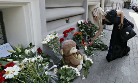 Người Nga đặt hoa tưởng niệm các nạn nhân trước Đại sứ quán Hà Lan tại Moscow. Ảnh: EPA
